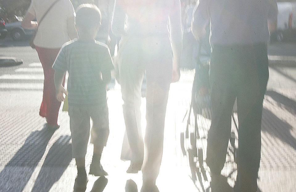 Una familia camina por una calle de Logroño. / Tomás Alonso