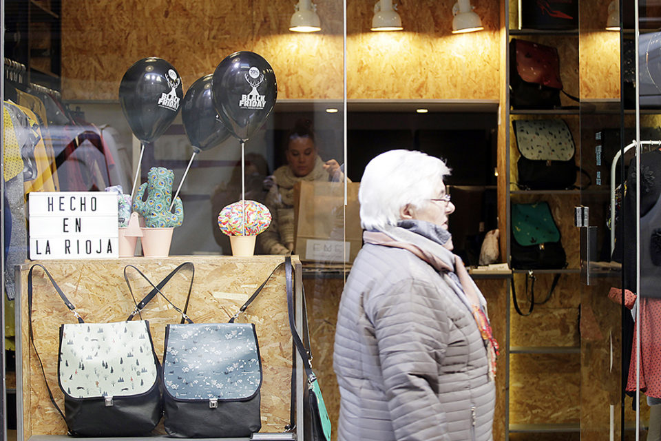 El escaparate de un comercio de Logroño ya exhibe su participación en el Black Friday. / Ingrid