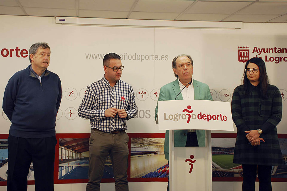 Carlos Arratia, en el centro, junto a Javier Merino y Nerea López, además de ÁngelImas, presidente de la Federación Riojana. / NR