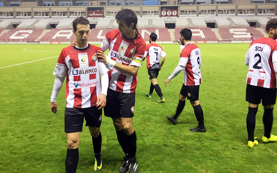 El capitán blanquirrojo Ledo, junto a Arpón, nuevo futbolista del Arnedo. / SDL