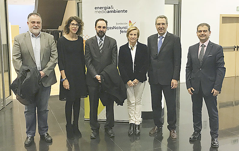 La consejera de Innovación, con otros asistentes a la Jornada de Gas Natural./ NR