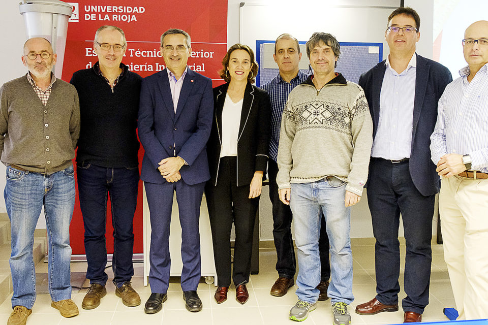 La alcaldesa de Logroño y el rector del campus riojano, con otros responsables y técnicos de las dos instituciones que han colaborado en el desarrollo del sistema. / UR