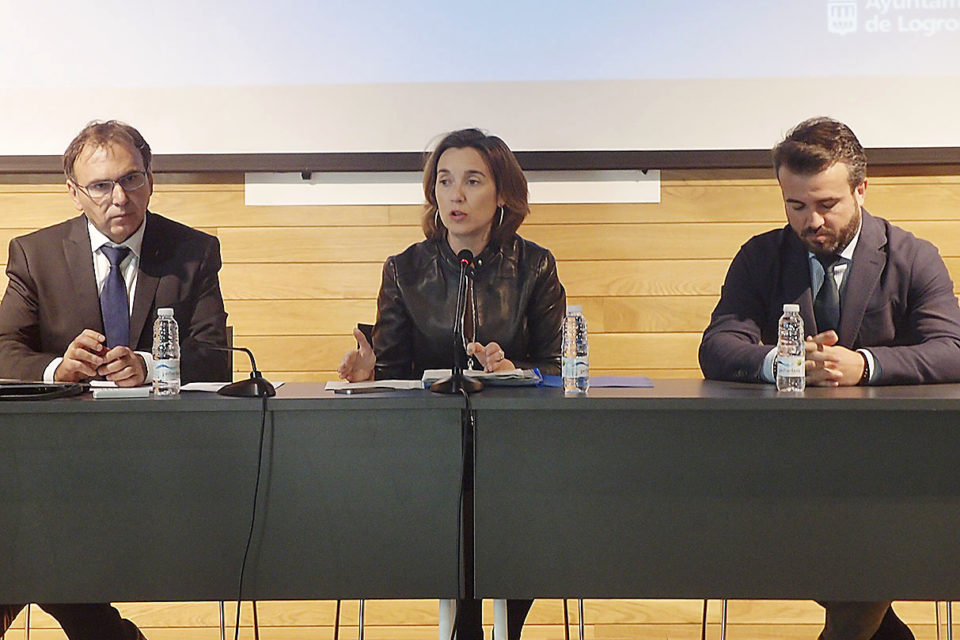 La alcaldesa preside la reunión en la que se ha Presentado el informe técnico de implantación del Plan de Innovación (2016-2020). / NR