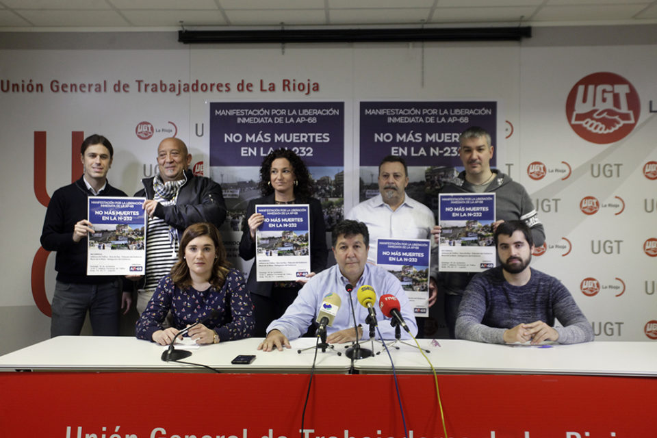 El portavoz de la plaforma, con los integrantes de otras entidades, han informado de la movilización convocada para pedir la liberación de la autopista. / Ingrid