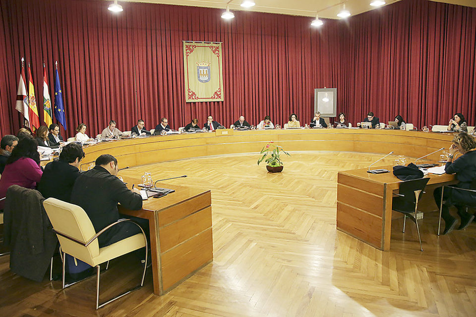 El Pleno municipal, en sesión extraordinaria, aprobó el presupuesto para 2018. /CLARA LARREA