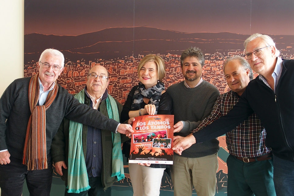 Los representantes de Los Átomos y Los Yankos, con la concejala de Familia y los responsables de Proyecto Hombre. / NR