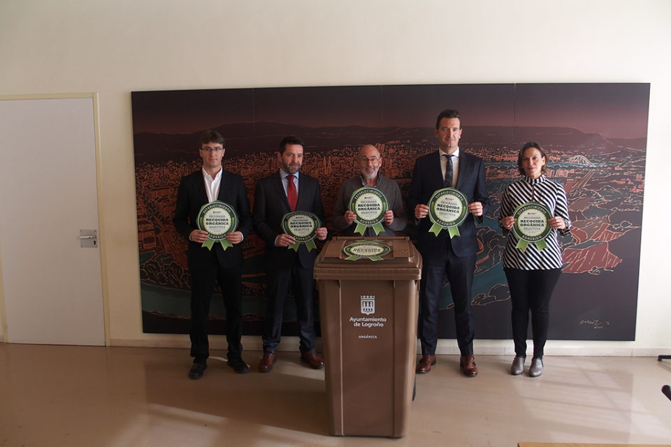 El concejal de Medio Ambiente, con los representantes de las empresas participantes. / NR