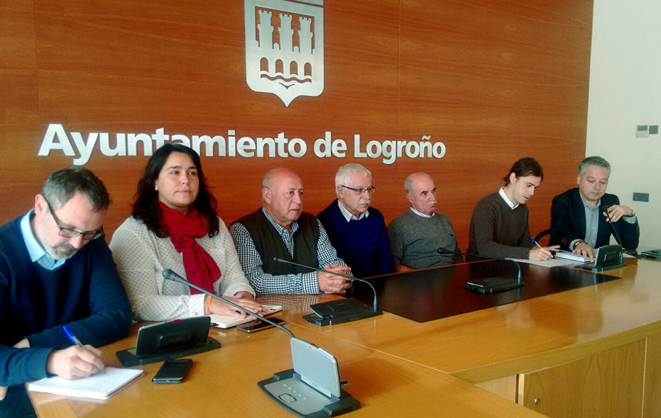 La oposición ha ofrecido con miembros de La Barranca una rueda de prensa. / NR