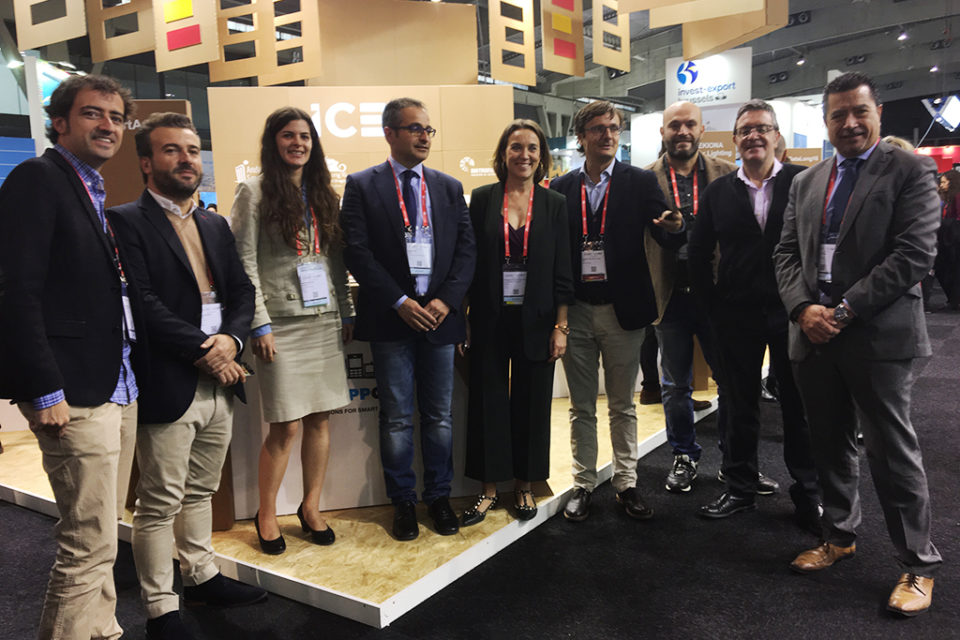 La alcaldesa de Logroño, con representantes de las empresas riojanas presentes en el Smart Congress de Barcelona. / NR