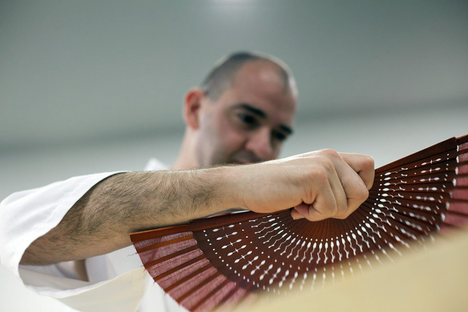 Félix Jiménez abanica el arroz en una imagen de la web de su restaurante. / Kirosushi.es