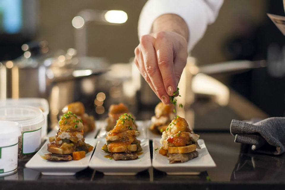 Un cocinero ultima la preparación de varios pinchos. / La Rioja Capital