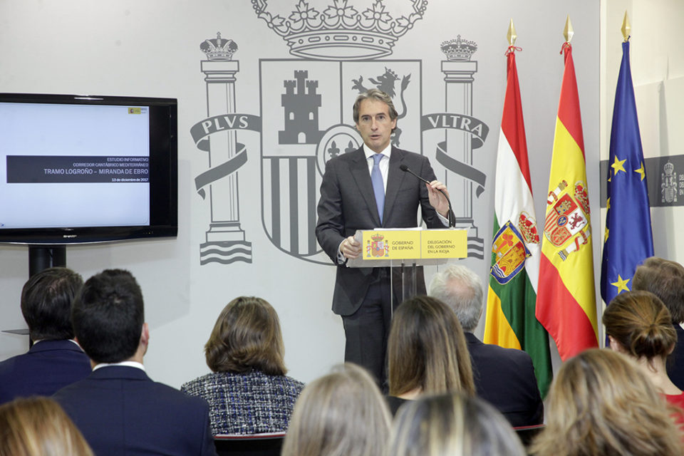 El ministro de Fomento, el pasado mes de diciembre, cuando presentó en Logroño los detalles del estudio del trazado del corredor del AVE a Miranda. / Ingrid
