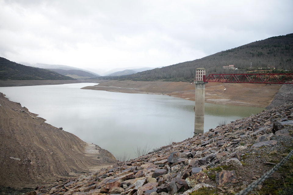Estado del embalse de Pajares que presentaba el jueves tras las últimas precipitaciones. / Clara Larrea