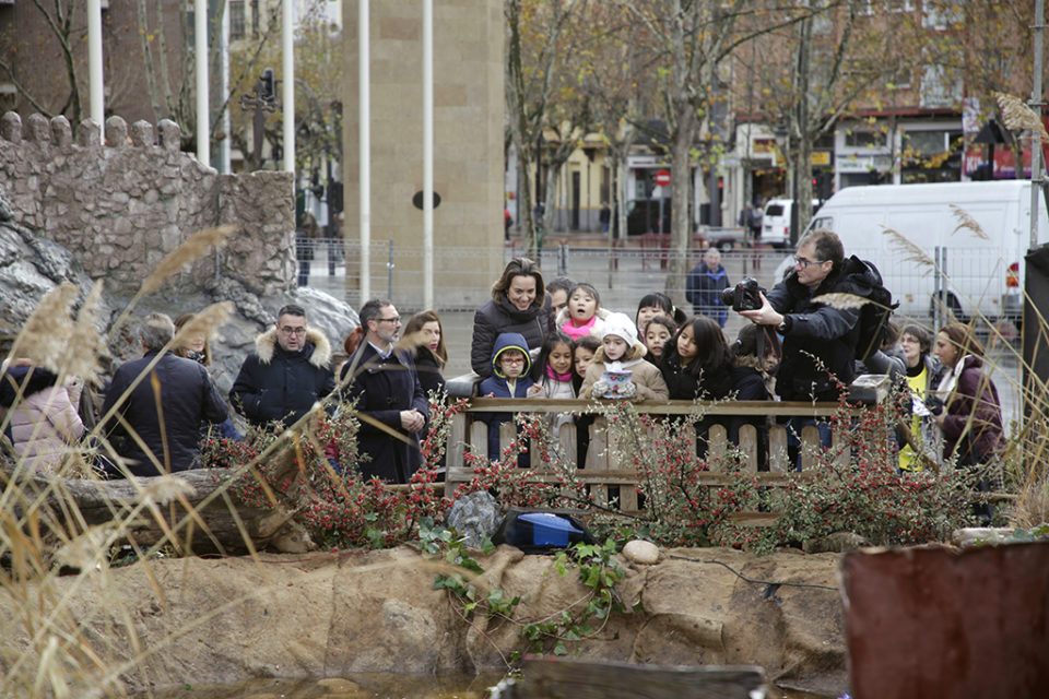 La alcaldesa observa con un grupo de niños el estanque del Belén Monumental durante su inauguración. / Ingrid