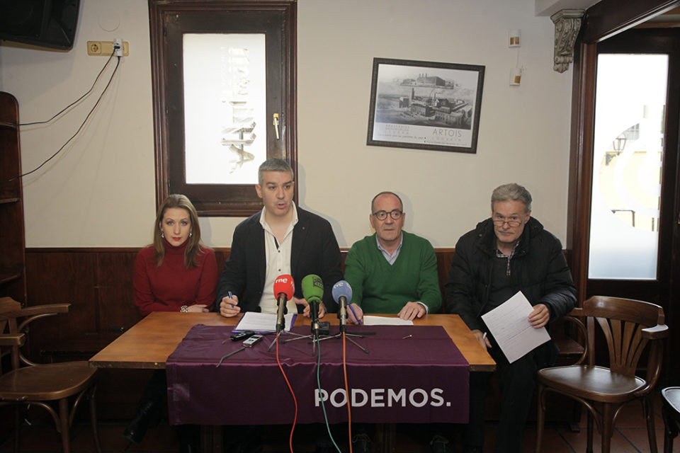 Cantabrana (segundo por la izquierda) interviene en la rueda de prensa que ha ofrecido este lunes. / Ingrid