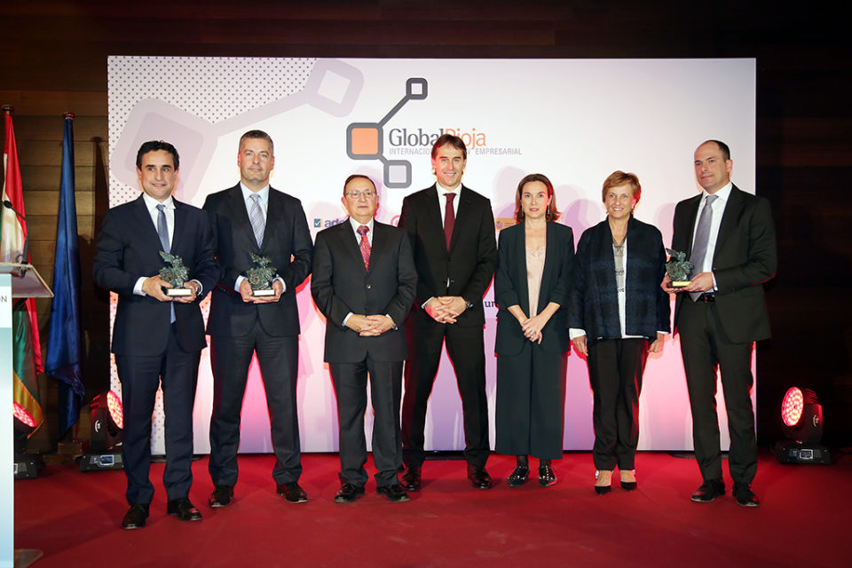 Los premiados, con la alcaldesa, la consejera de Desarrollo Económico, el presidente de la Cámara de Comercio y el seleccionador nacional de Fútbol. /Clara Larrea