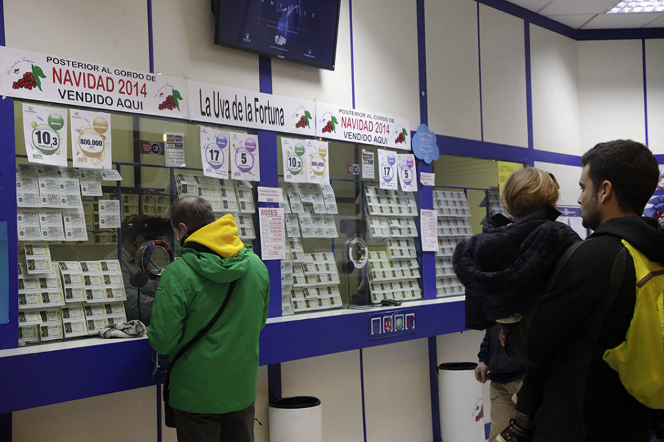 Varias personas aguardan para comprar lotería en una administración de Logroño. / Clara Larrea