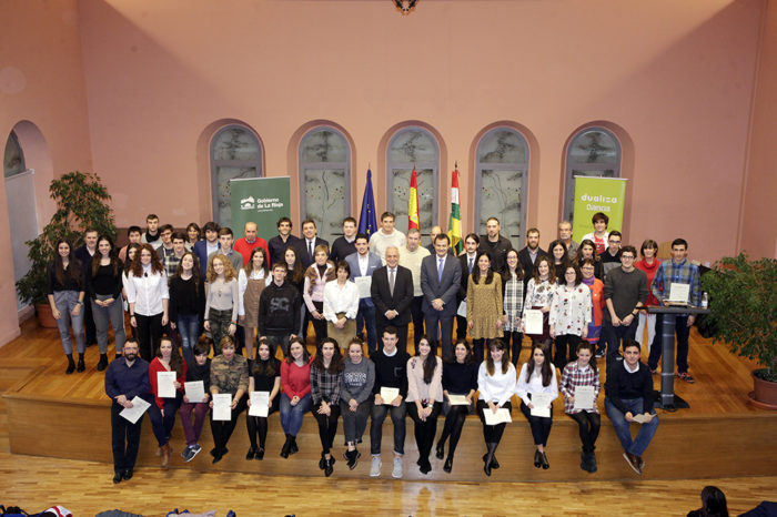 Reconocen los expedientes 'excelentes' de 57 alumnos y 15 docentes