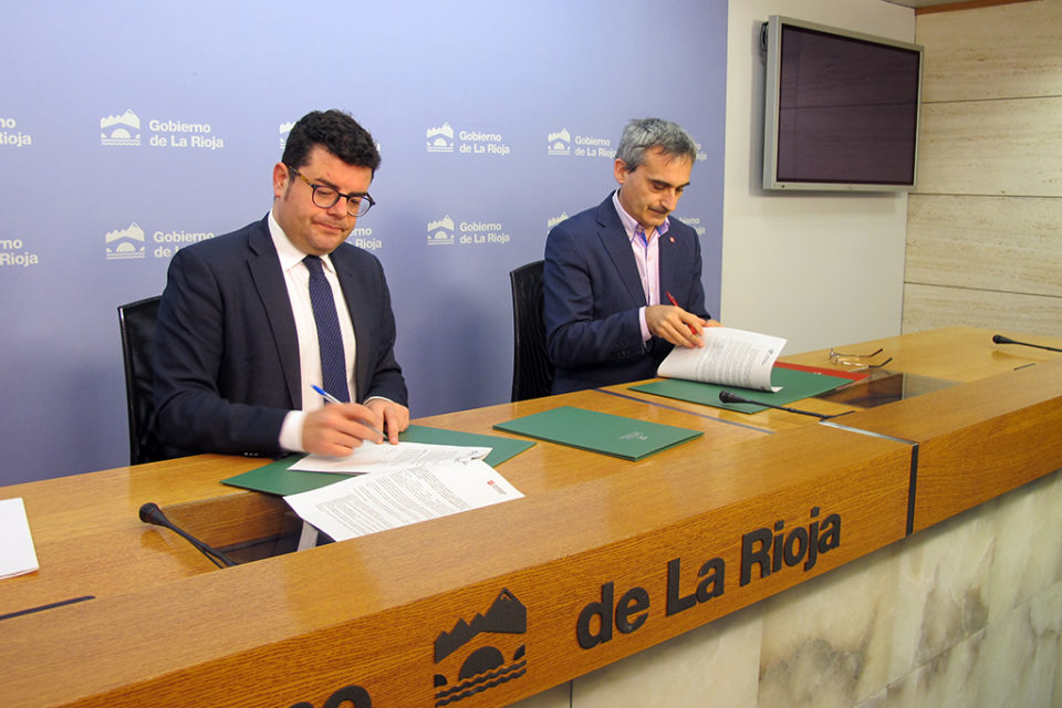 El consejero de Administración Pública y el rector de la UR firman el convenio que permitirá a 24 alumnos hacer prácticas en la Administración. / NR