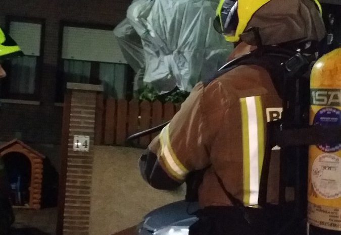 Evacuadas dos personas al San Pedro por inhalación de humo en el incendio de una vivienda