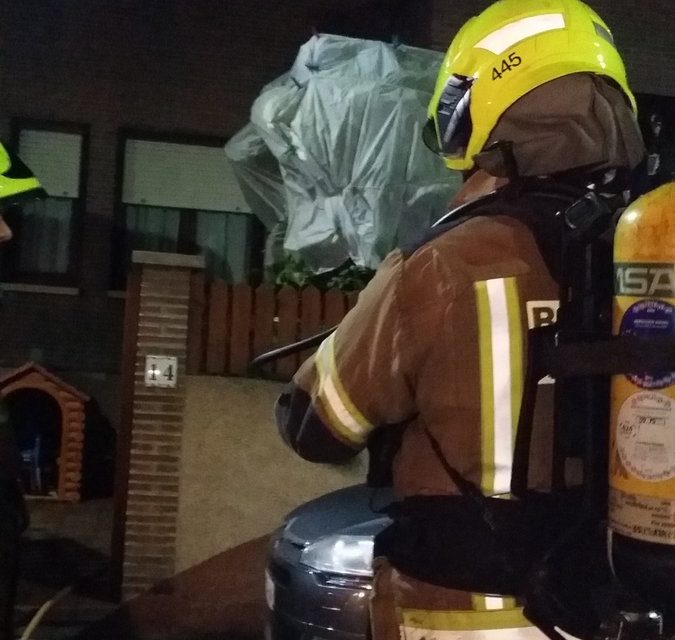 Intervención de los bomberos en el incendio del adosado. / @bajominimosbomb (Twitter)