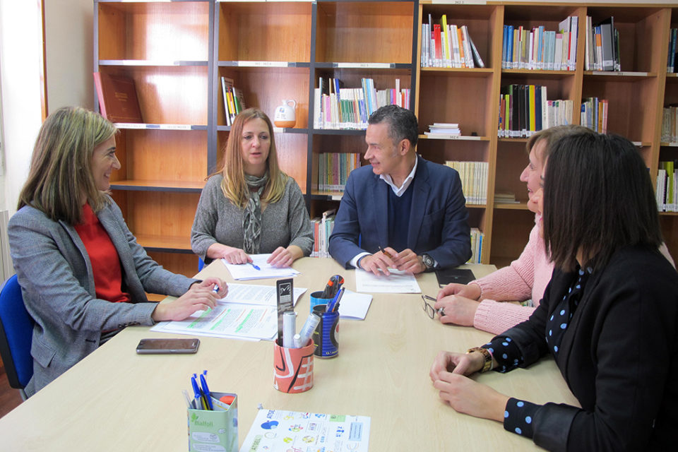 Conrado Escobar y Cristina Maiso, en el Colegio de Trabajadores Sociales. / NR