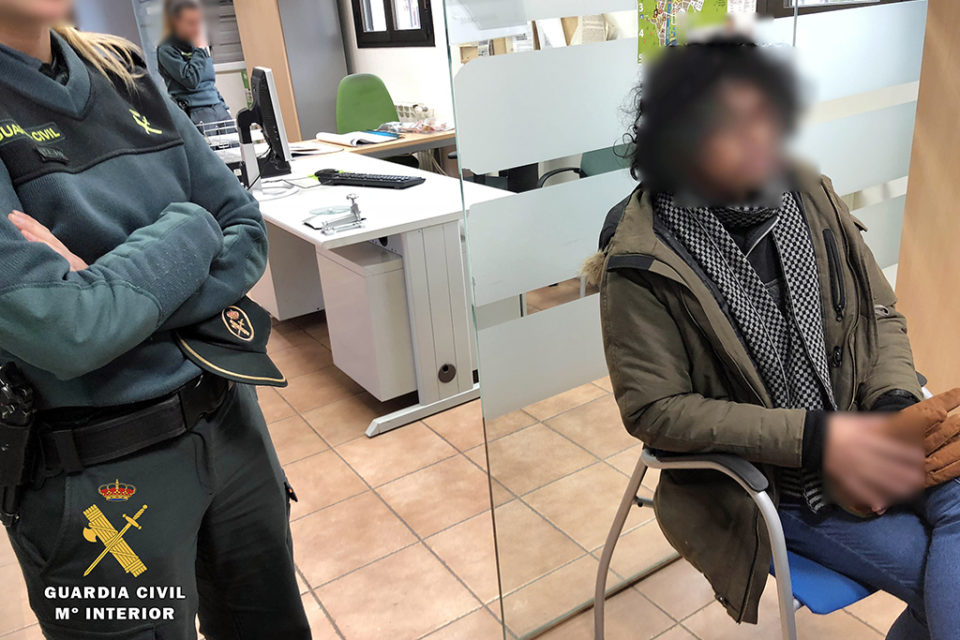 El falso médico, en dependencias de la Guardia Civil. / GUARDIA CIVIL
