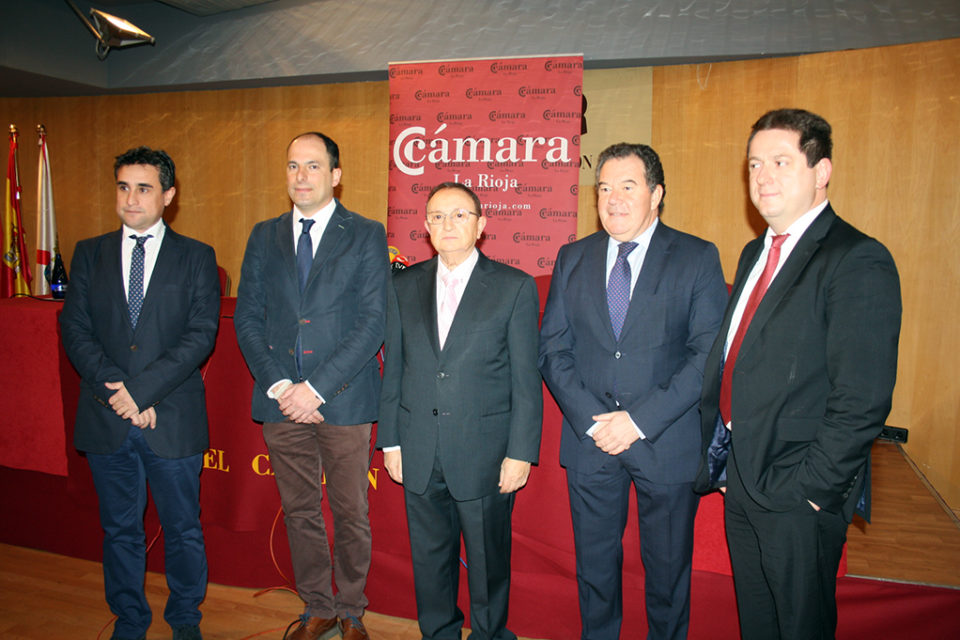El presidente de la Cámara, en el centro de la imagen, junto al gerente de la ADER y los representantes de las empresas premiadas. / NR