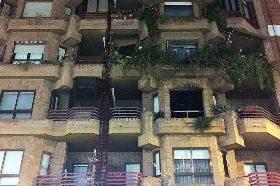 El fuego afectó a un segundo piso en el 19 de la calla Somosierra. / CLARA LARREA