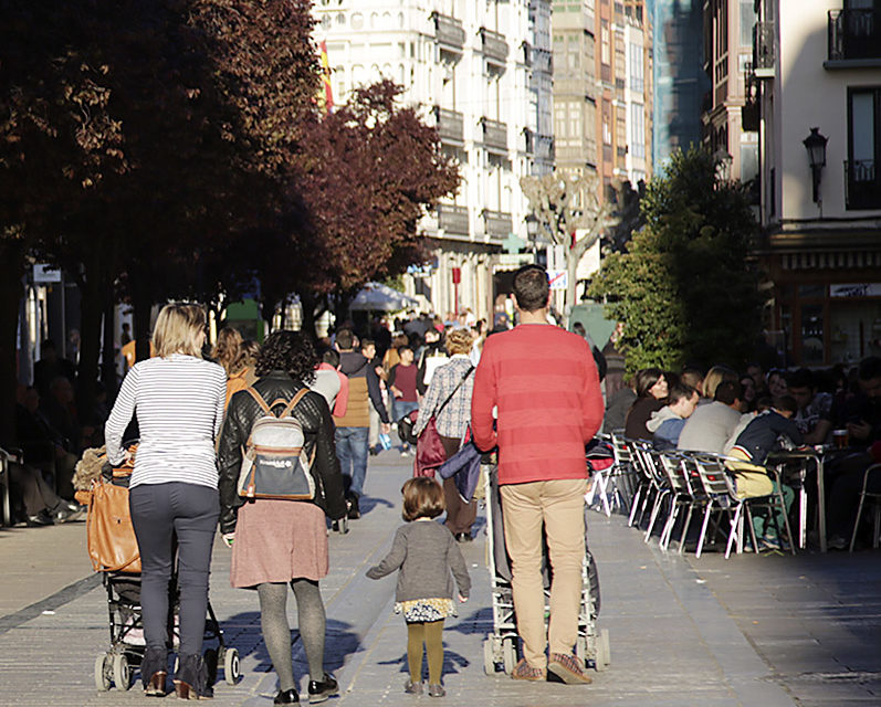 Una familia pasea por el centro de Logroño. / Clara Larrea