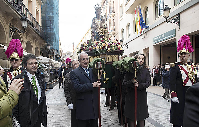 Cuca Gamarra y José Ignacio Ceniceros portan la imagen de la patrona. / NR
