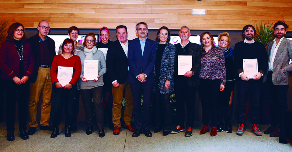 La alcaldesa y el rector, con otros responsables de la organización de los premios y con los galardonados. / nr