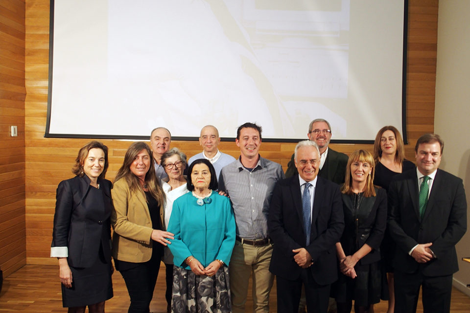 Los galardonados, junto a los miembros del jurado y autoridades. / NR