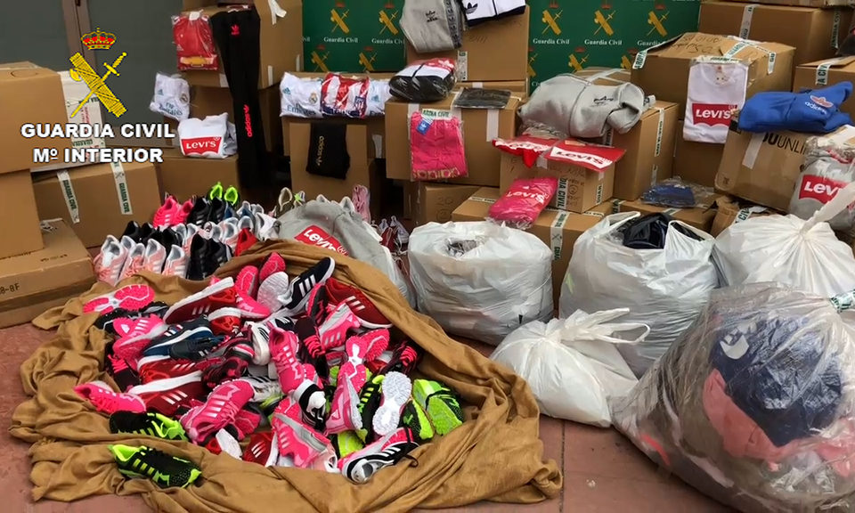 Prendas de ropa falsificada intervenida por la Guardia Civil. / Guardia Civil