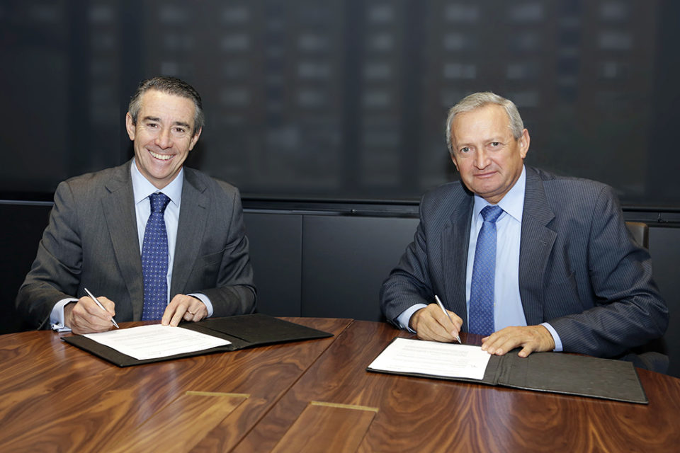 Juan Alcaraz, director general de CaixaBank y Ángel Villafranca, presidente de Cooperativas Agro-Alimentarias. /NR