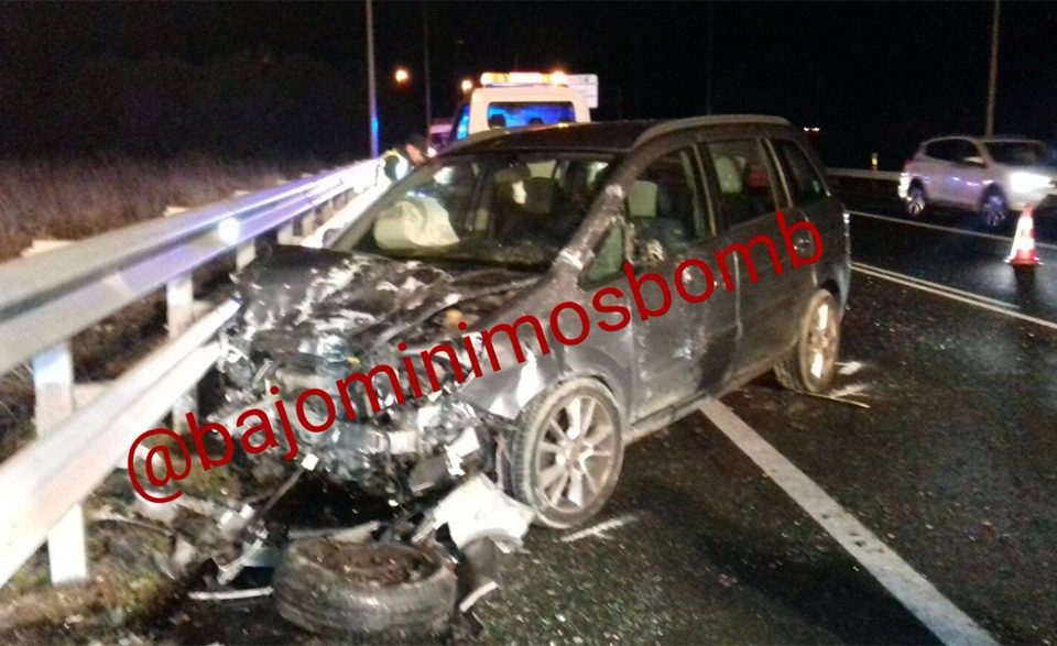 Estado de uno de los vehículos accidentados. / @bajominimosbomb (Twitter)