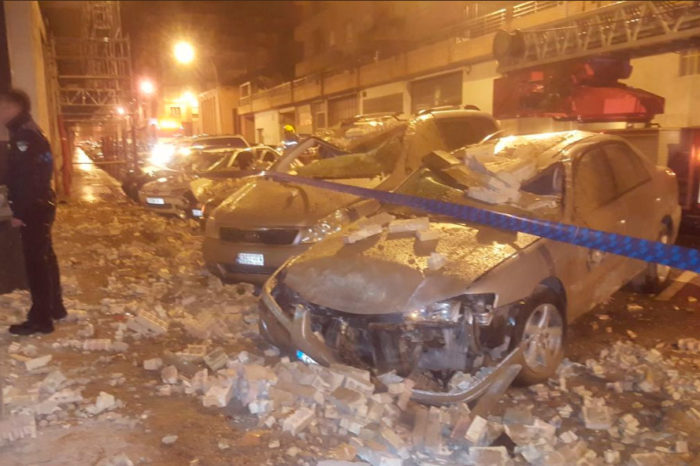 El fuerte viento deja 7 vehículos dañados por el derrumbe de la cornisa de un edificio en Logroño