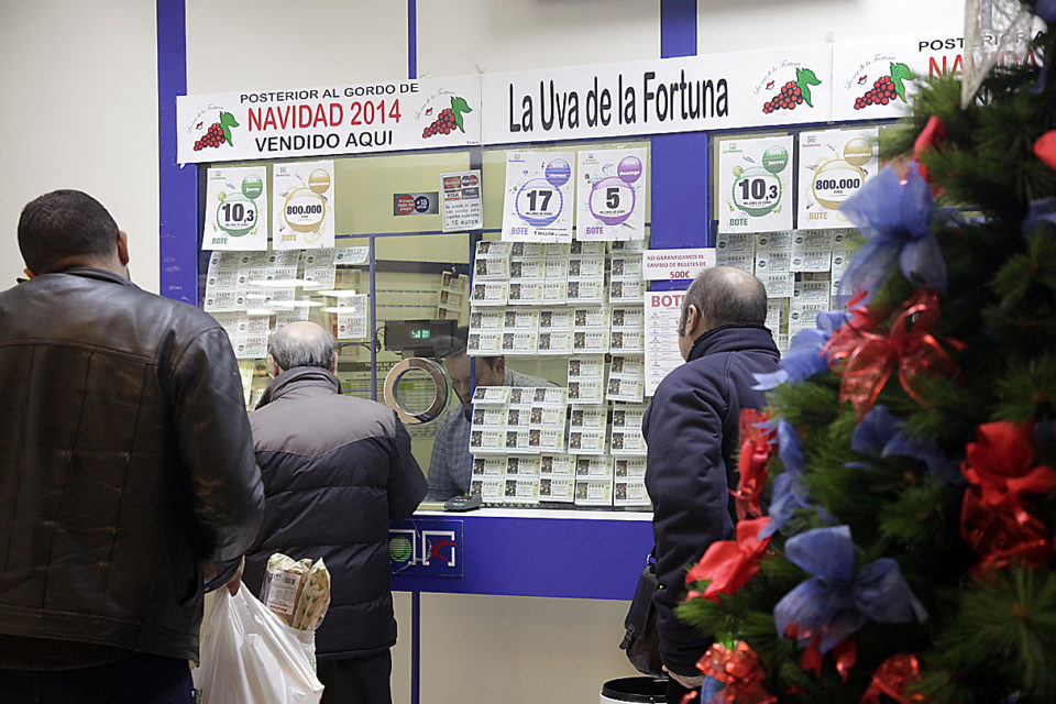 Varios clientes compran lotería en la Administración La Uva de la Fortuna, en la galería del centro comercial Alcampo. / Clara Larrea