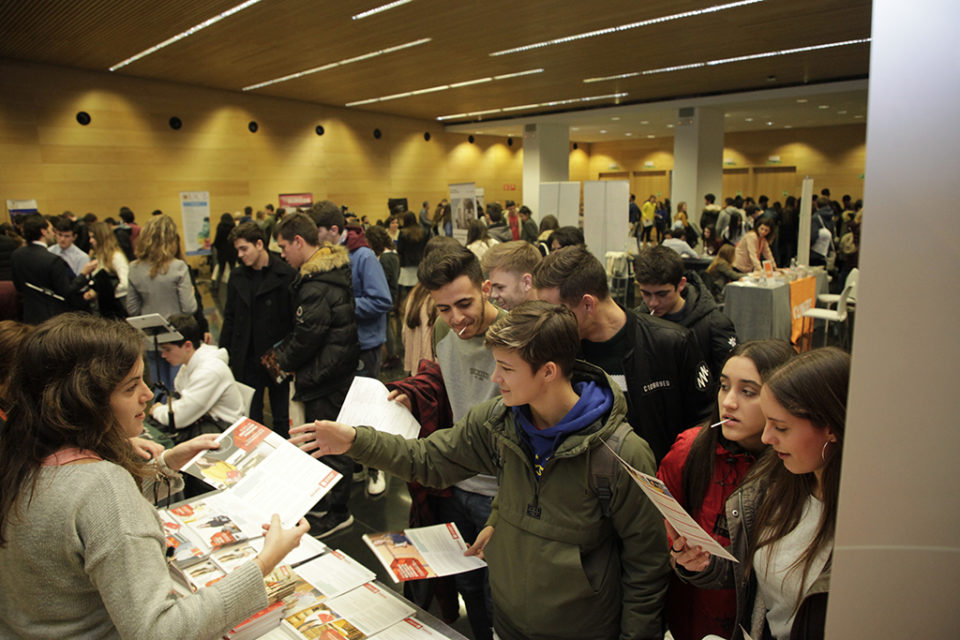 Un grupo de estudiantes se interesa por los estudios que oferta una de las universidades que ha participado en Unitour. / Ingrid