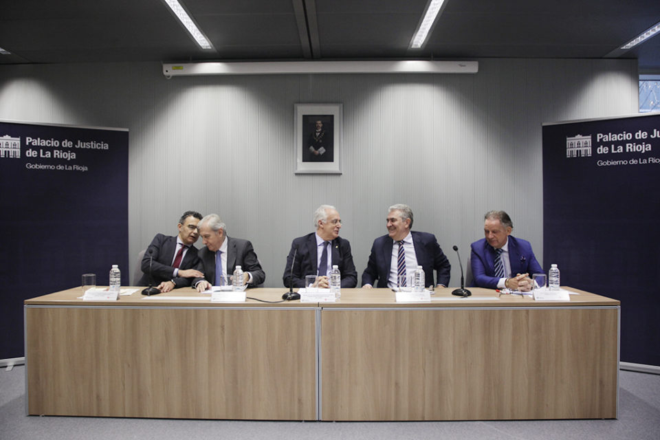 De izquierda a derecha, Conrado Escobar, Antonio Dorado, José Ignacio Ceniceros, Javier Marca y Alfonso Carrascosa, en la apertura de la jornada. / Ingrid