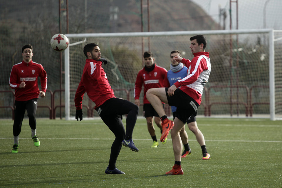 Carlos García pelea con Dani Gómez por el cuero en el entrenamiento del miércoles. / Ingrid