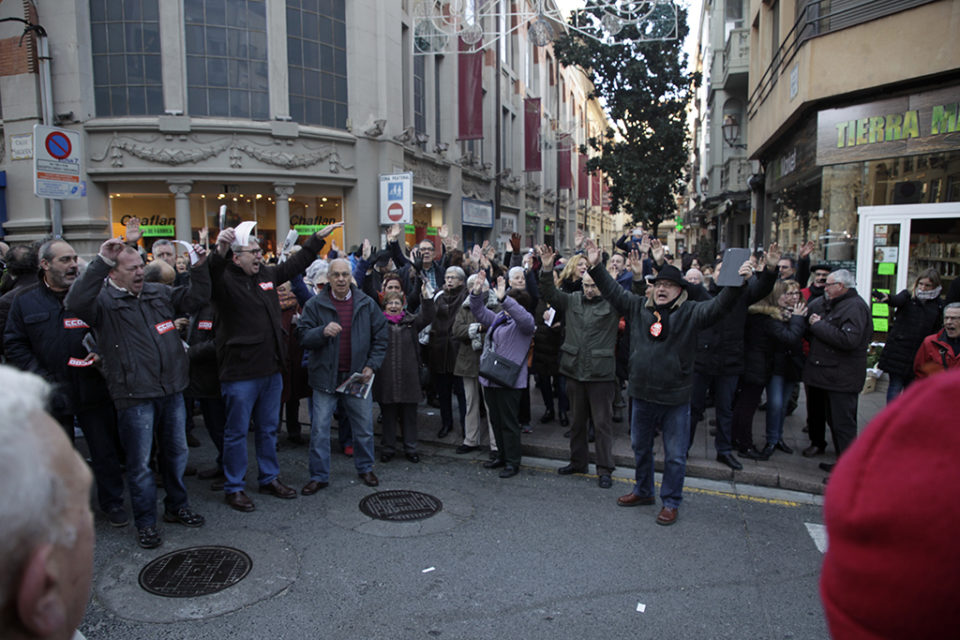 Concentración de pensionistas y jubilados ante la antigua sede de la Seguridad Social. / Ingrid