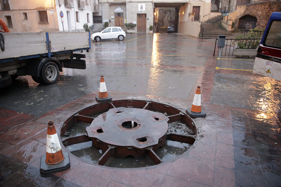 Lugar de la Plaza de España donde estaba la fuente recién retirada. / Clara Larrea