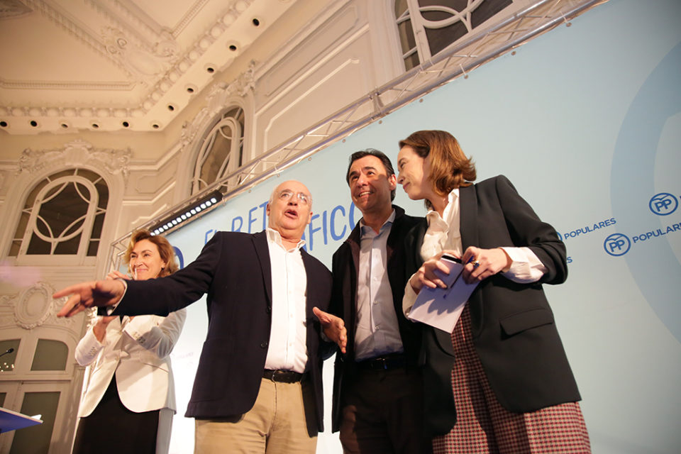 Ceniceros, Martínez-Maillo y Cuca Gamarra charlan durante el acto celebrado el lunes en Logroño, mientras María Martín aplaude. /Clara Larrea