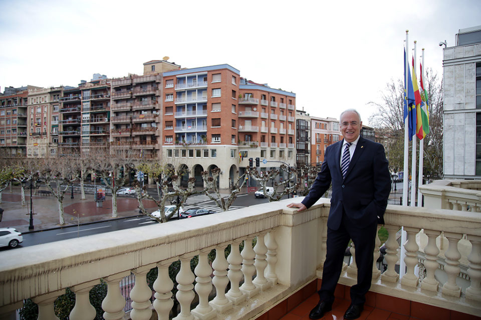 El presidente del Gobierno, en la terraza del Palacete de Vara de Rey, sede del Ejecutivo riojano. / Clara Larrea