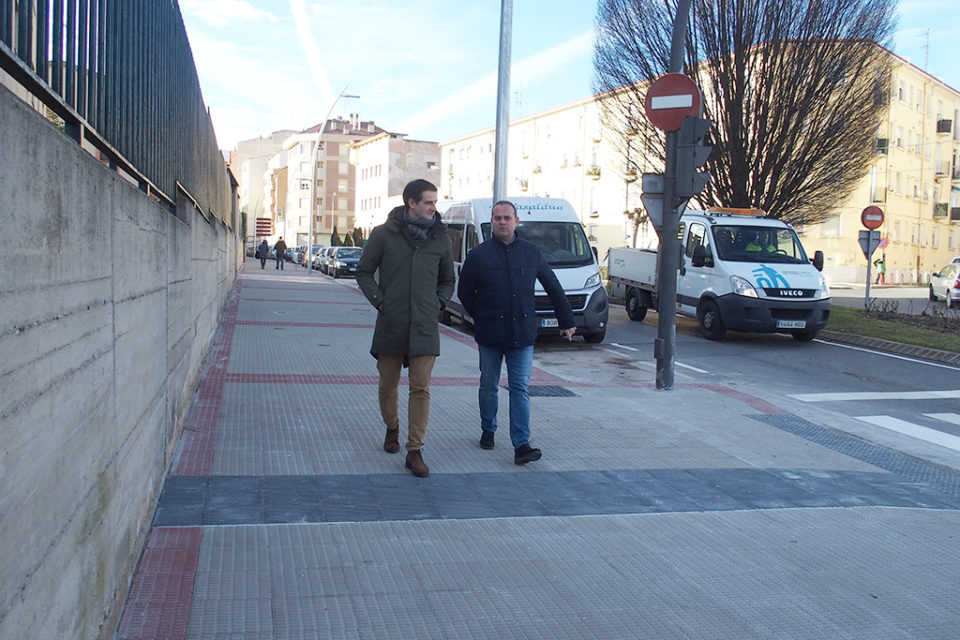 Los concejales Miguel Sáinz y Francisco Iglesias pasean por la zona remodelada. / NR