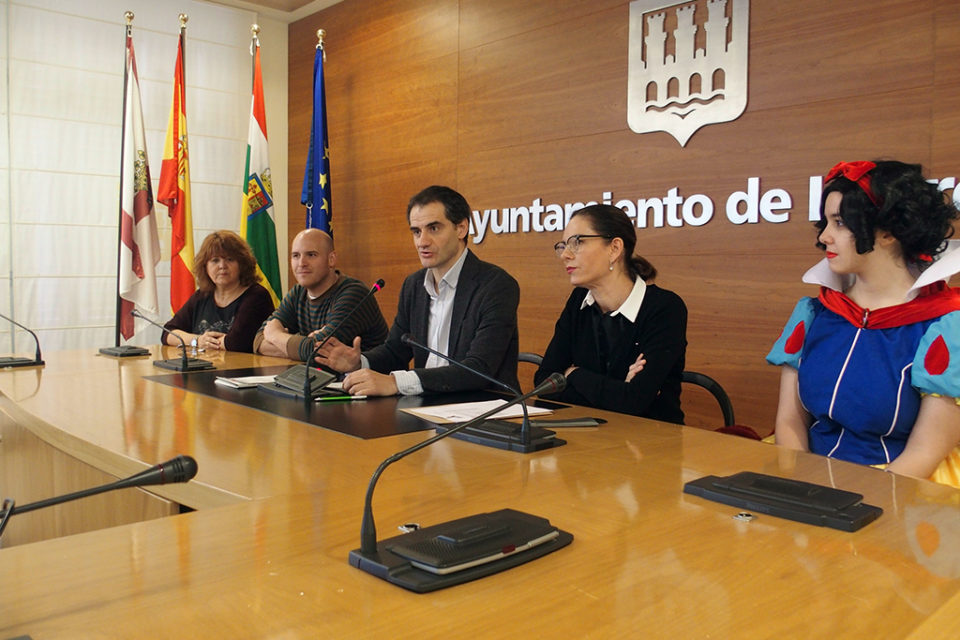 El concejal de Festejos, en el centro de la imagen, ha presentado los actos programados para el 5 de enero. / NR