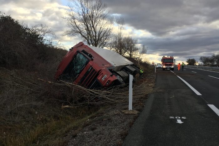Un herido al salirse de la vía un camión en la AP-68 en Cenicero