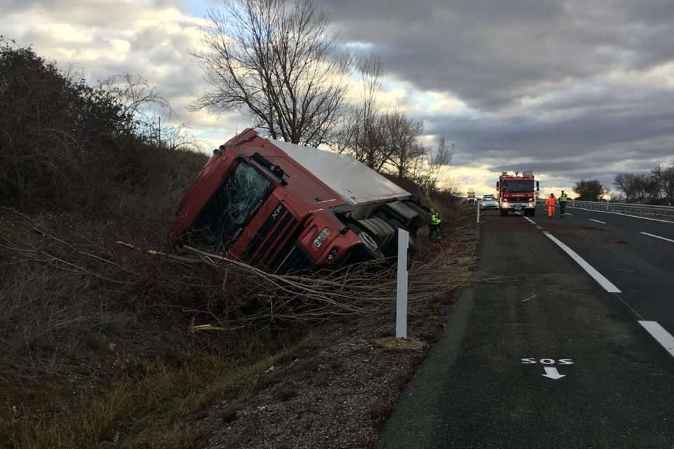 El camión ha terminado volcando contra el talud de la autopista. / @bajominimosbombs