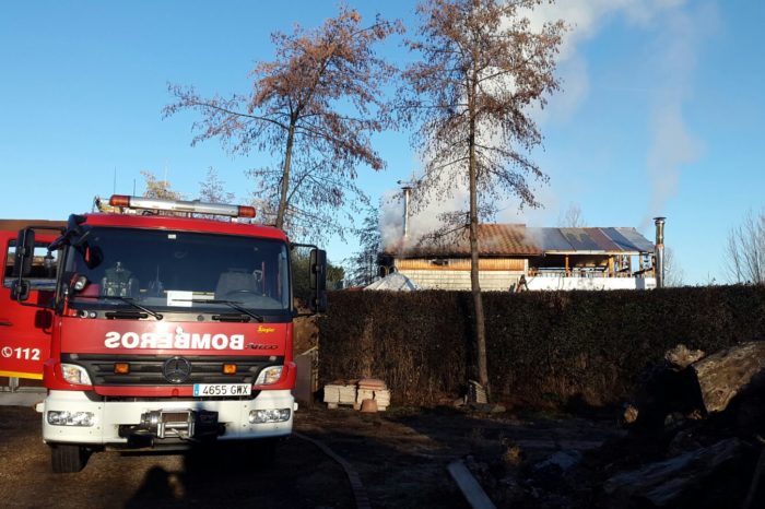 Los bomberos de Logroño extinguen un incendio en un negocio de venta de leña en Alberite